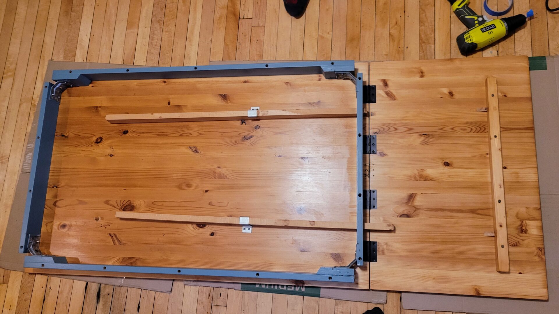 Table top with hinges and frame